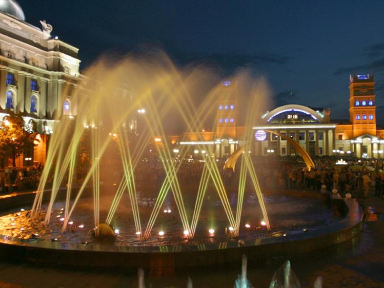Новость - События - Узнай, когда: на площади перед ЮЖД включат цветомузыкальный фонтан