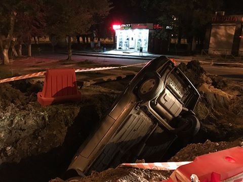 Новость - События - Фотофакт: в Харькове машина влетела в яму, вырытую коммунальщиками