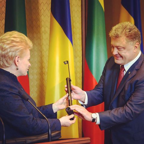 Новость - События - Видеофакт: президент Литвы передала Украине неожиданный подарок