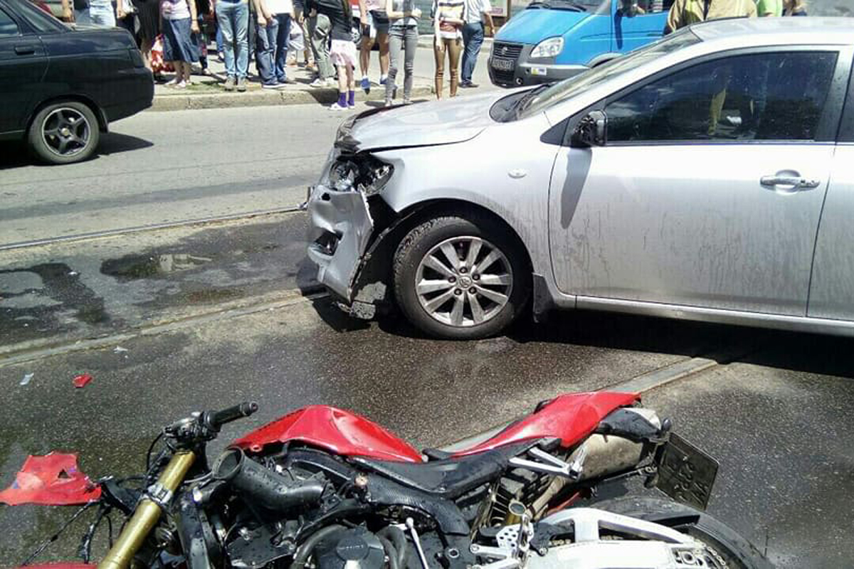 Новость - События - Фотофакт: на Полтавском шляхе Toyota сбила мотоциклиста