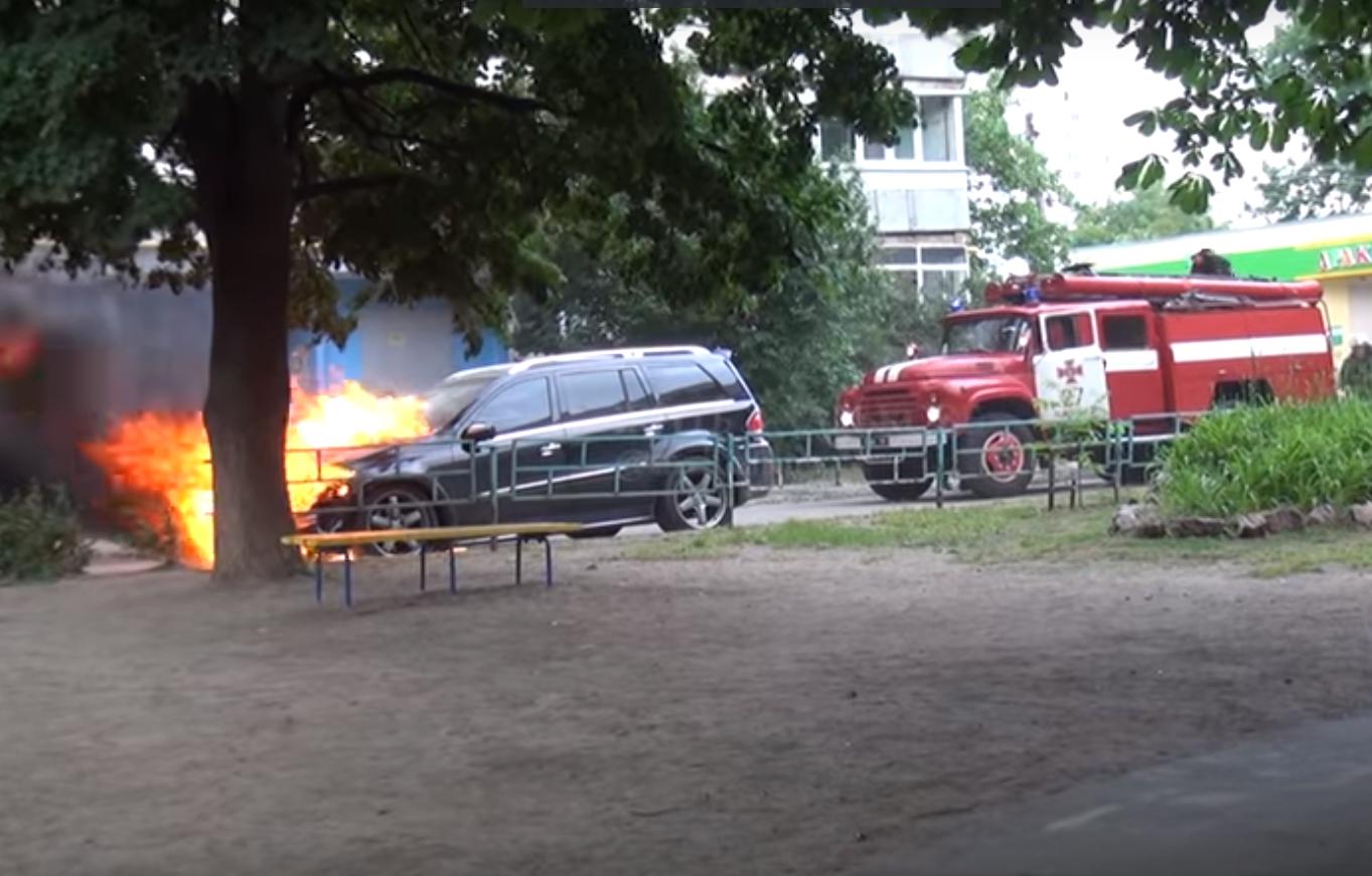 Новость - События - Видеофакт: в Харькове сгорел Mercedes