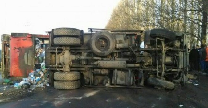 Новость - События - Без прав и под кайфом: в Харькове водитель мусоровоза устроил аварию