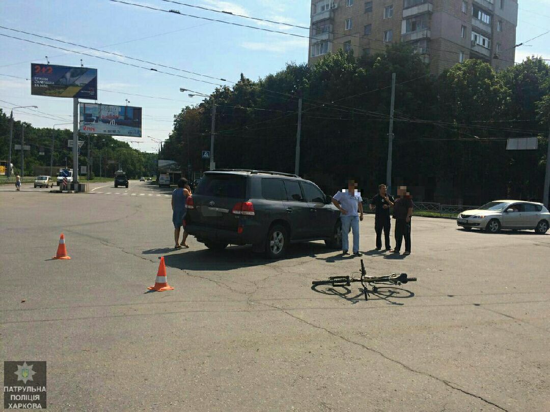 Новость - События - На глазах полиции: на проспекте Науки Land Cruiser сбил велосипедиста