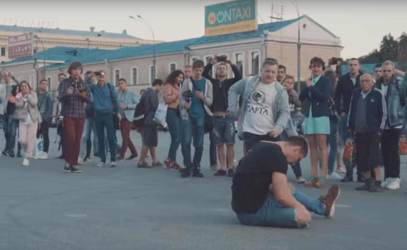 Новость - Досуг и еда - Видеофакт: в центре Харькова парень прыгал через движущийся автомобиль