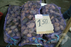 Самый дешевый картофель - вовсе не гнилой, уверяют продавцы, просто его порезали при уборке. Фото: sq.com.ua