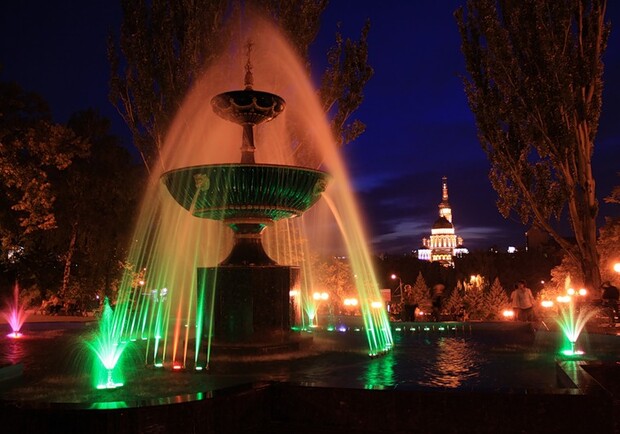 Сегодня последний вечер в городе работают фонтаны. Фото: .photosight.ru