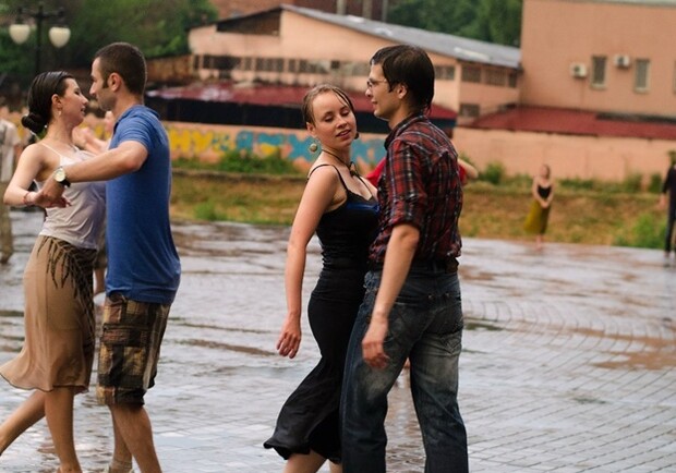 Афиша - Фестивали - Бесплатные уроки традиционных танцев на Набережной