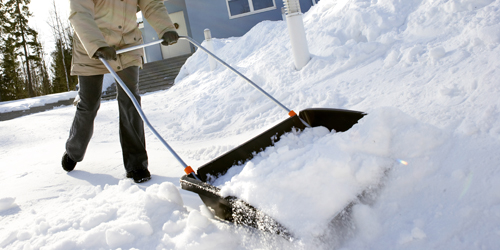 Фото www.fiskars-spb.ru. Частыные предприниматели обязаны убирать снег вокрул своего предприятия. 
