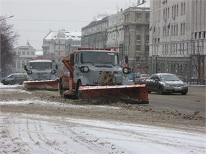 Коммунальщики убирают снег на дорогах города  на полную мощь. 