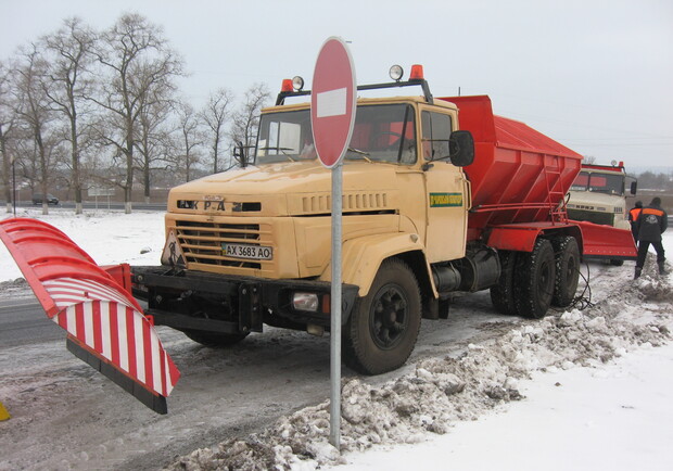 В течение суток на автодорогах области работало 83 единицы техники. Фото из архива "КП". 
