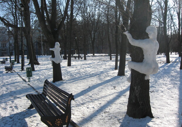 В нашем городе даже "жители" с ледяными сердцами празднуют День Влюбленных. Фото Юрий ЗИНЕНКО.