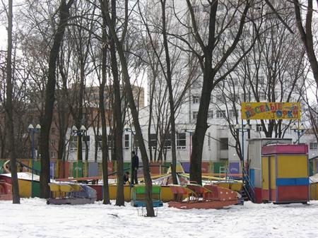 Фото kp.ua. На месте старых каруселей появятся новые современные аттракционы. 