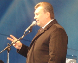 Фото kp.ua. Янукович осматривает Харьков по-быстрому. 