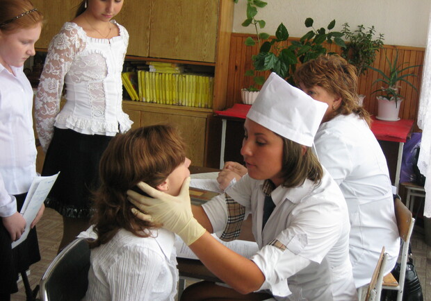 В случае отсутствия по болезни 30% детей в классе или в школе, необходимо учебный процесс. Фото из архива "КП".