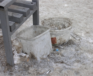 Фото Юлии Ярмоленко. А кое-где мусорные баки заменили и вовсе ведрами. 