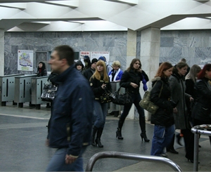 Фото kp.ua. На станции метро "Холодная гора" поставили новые модернизированные турникеты. 