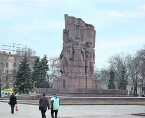  Фото <a href=httphttp://www.segodnya.ua/news/14227094.html> segodnya.ua>. Этот памятник перенесут на ХТЗ. 