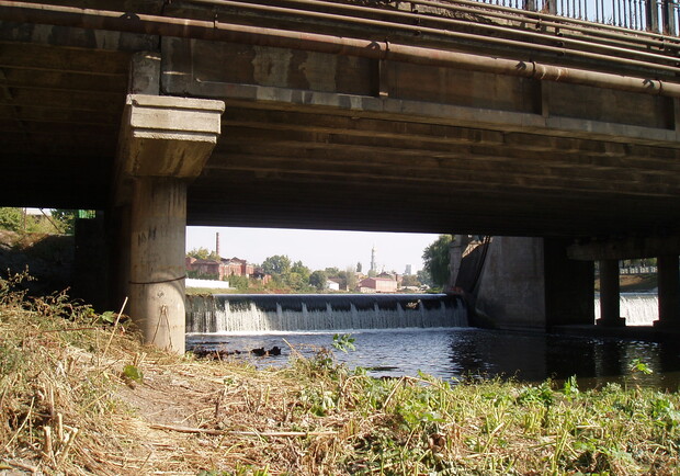 Необходимо провести комплексное благоустройство участка в районе пешеходного моста через реку Лопань. Фото из архива "КП".