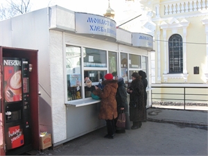 Фото kp.ua. В лавке Покровского монастыря оживление - здесь продают разрешенную выпечку. Есть и пирожки с творогом, но с пометкой на ценнике - «скоромные». 