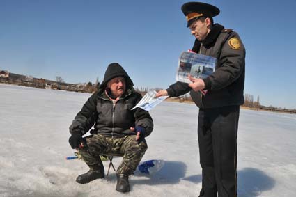 Фото пресс-службы МЧС. Спасатели пытаются объяснить рыбакам, насколько опасно находиться на льду.  