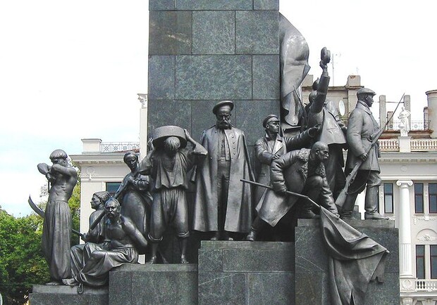 Стандартным "набором" - Ленин, Гоголь, Пушкин – не удивишь ни своих, ни приезжих. Фото с сайта ru.wikipedia.org.