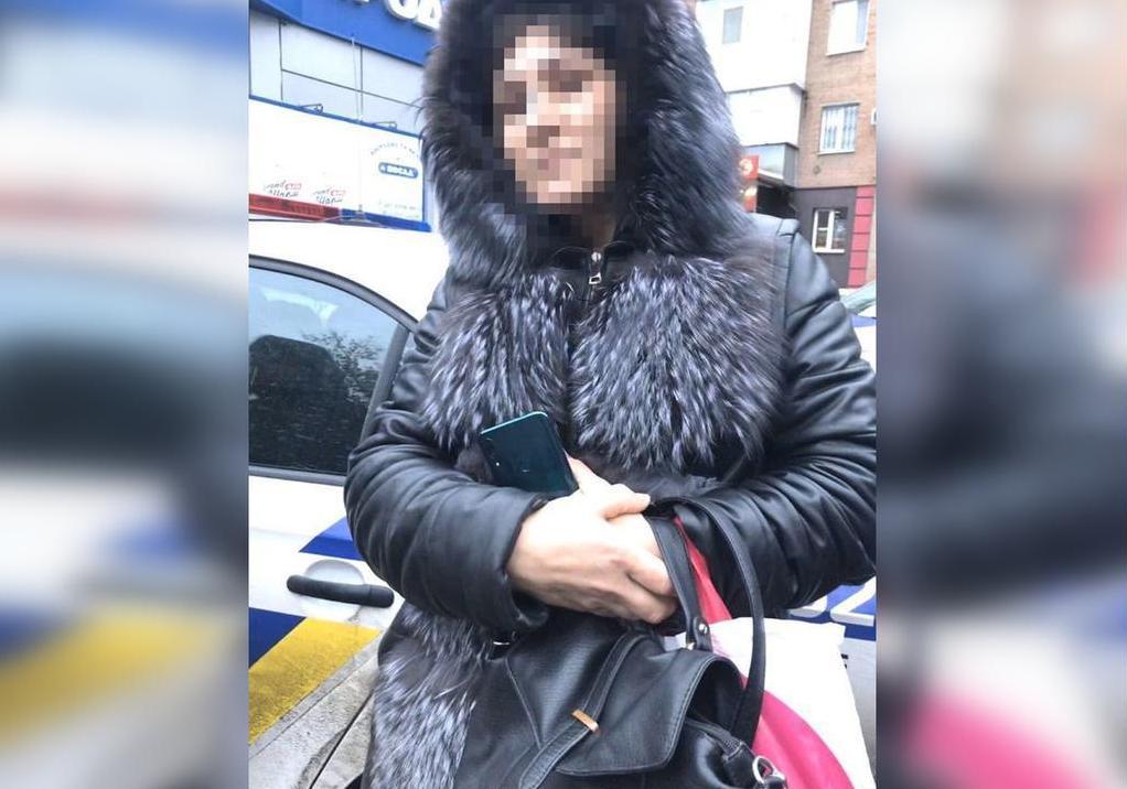 Пыталась убежать: в Полтаве задержали женщину, которая рассчиталась фальшивыми деньгами