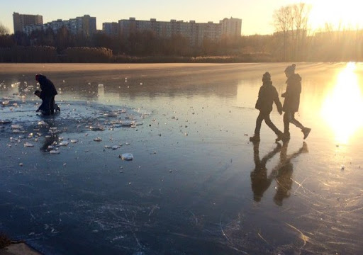 Под Харьковом трое детей провалились под лед, двое погибли. Фото иллюстративное: ng58.ru