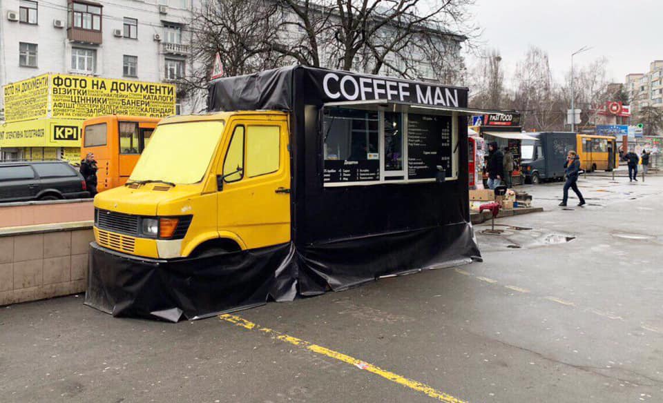 Будто ничего и не было: возле КПИ демонтировали нелегальные автокофейни