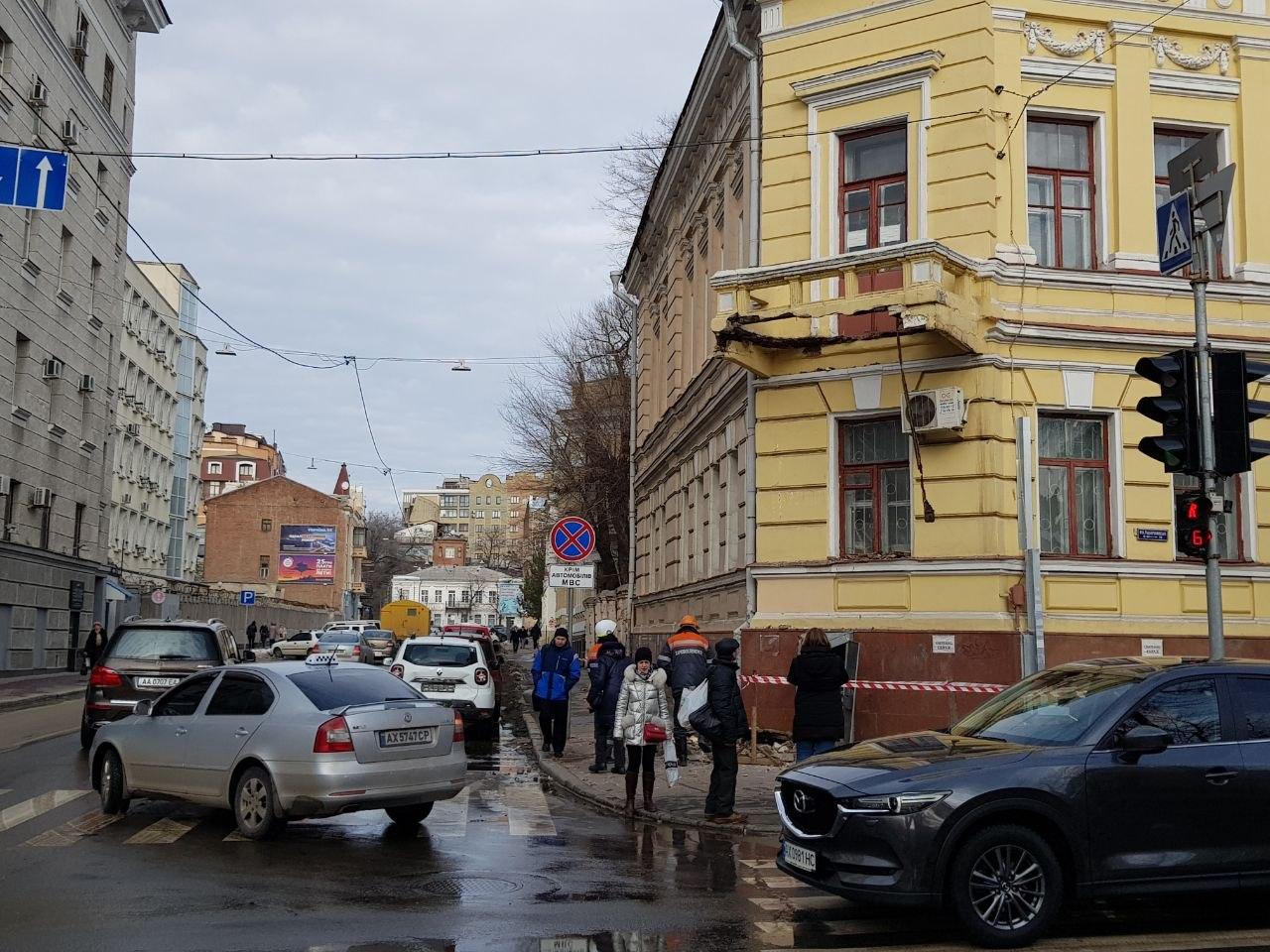 В центре Харькова рухнул балкон. Фото: ХХ
