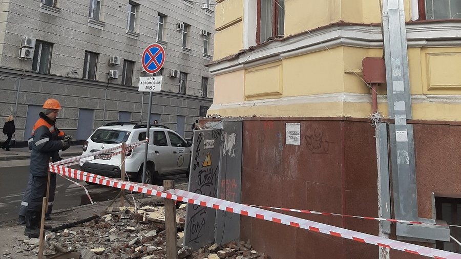 В центре Харькова рухнул балкон. Фото: "Суспільне"