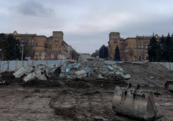 На площади Запорожской снесли постамент Ленину. Фото: "Индустриалка"