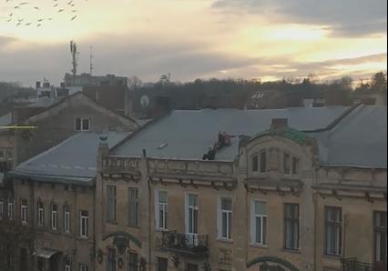 На даху я: у мережу виклали відео небезпечних розваг львівських підлітків