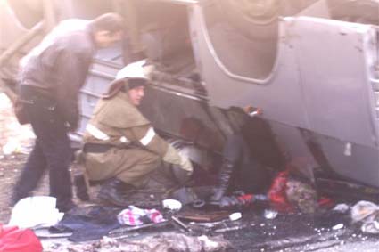 Фото пресс-службы МЧС.  Спасатели вытаскивали людей из перевернувшегося автобуса.  