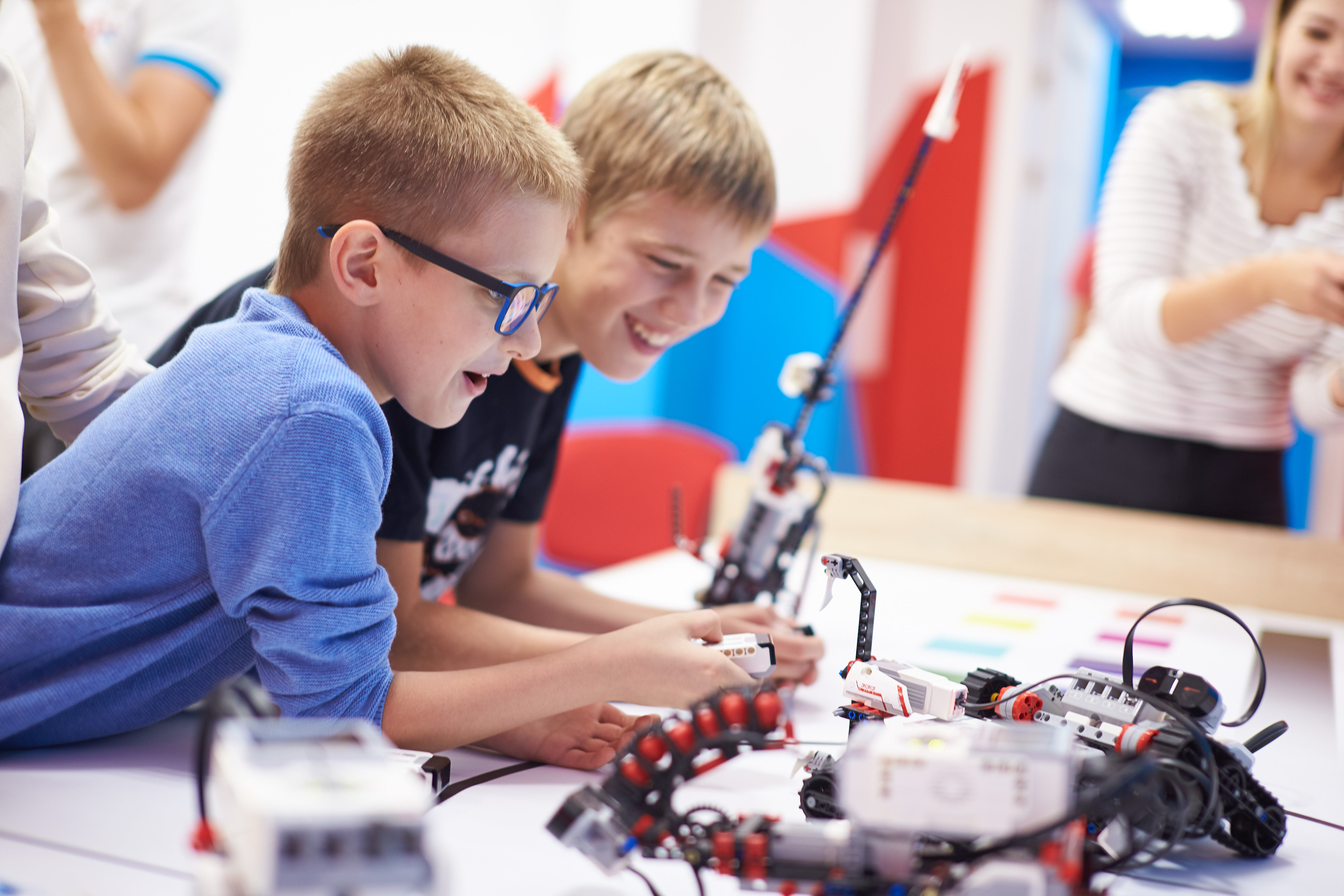 В кружке робототехники занимаются ученики. Робототехника. Робототехника для детей. Кружок робототехники. Робототехника в школе.