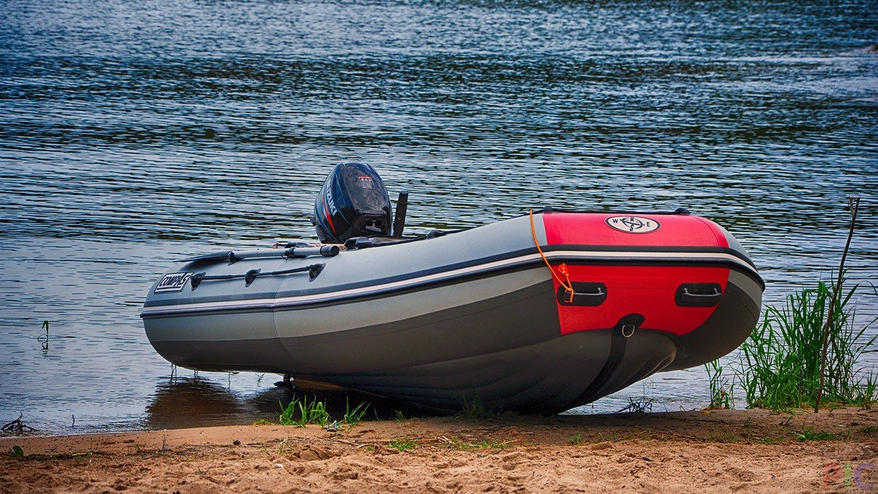 Шукають другу добу: в озері на Львівщині перекинувся човен із людьми