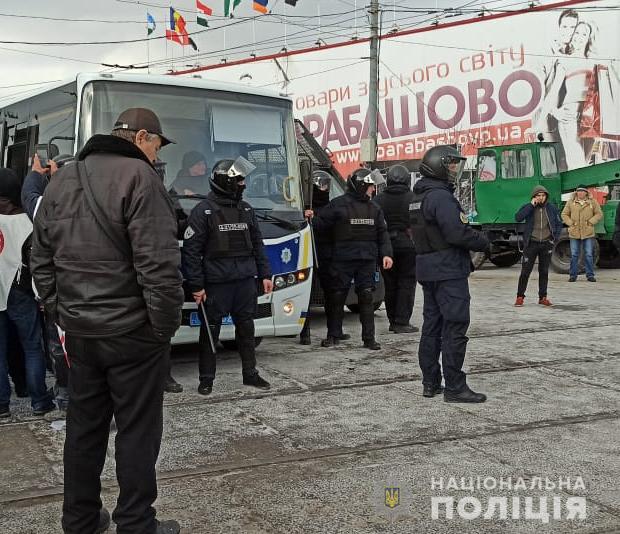 В Харькове во время стычек на "Барабашово" пострадали люди. Фото: ГУ НП в Харьковской области