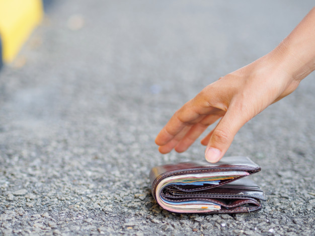 Эксперимент: возвращают ли днепряне потерянные на улице кошельки (видео)