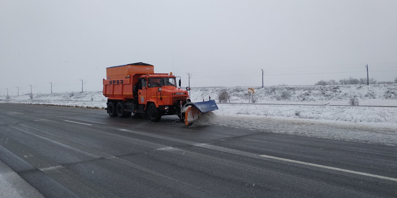 Харьковские дорожники расчищают трассы от снега. Фото: САД