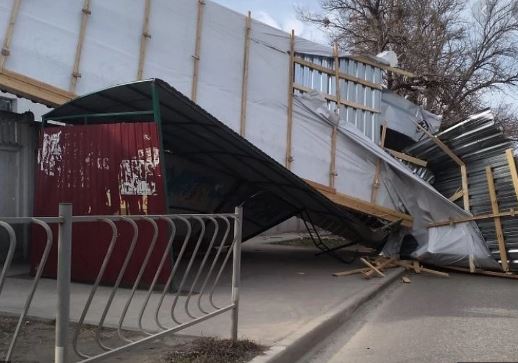 Крыша рухнула на остановку: в Симферополе ветер сорвал еще одну кровлю