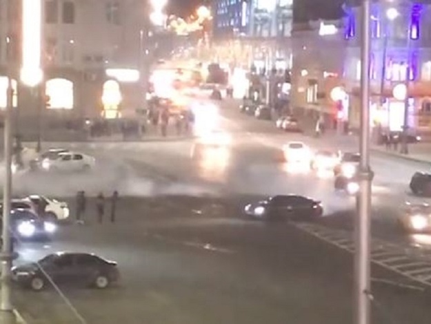 Водителю BMW грозит до 5 лет ограничения свободы за "дрифт" в центре Харькова.  Скриншот из видео.