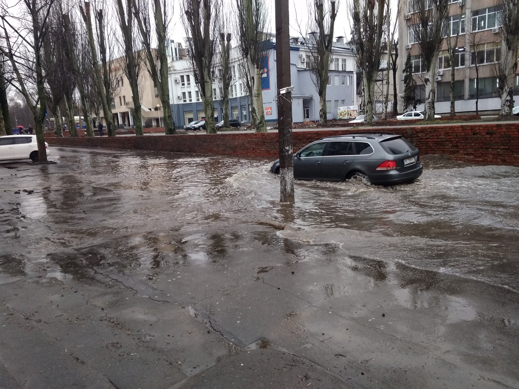 Плавание с препятствиями: улица Столярова превратилась в небольшое озеро