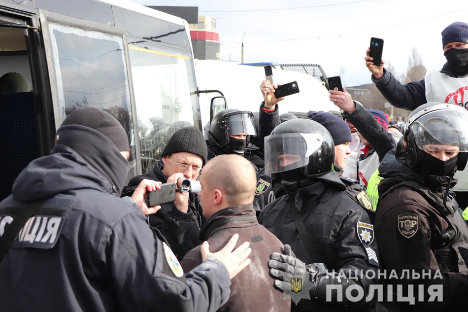 Подозреваемых в массовых беспорядках на "Барабашово" отпустили домой. Фото: ГУ НП в Харьковской области