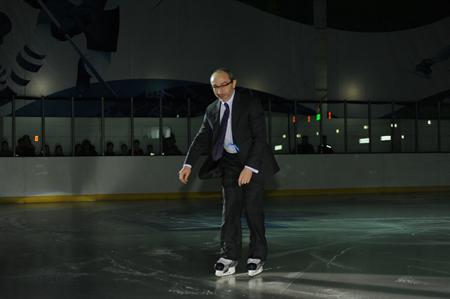 Фото kp.ua. Новое хоккейное поле опробовал лично мэр города Геннадий Кернес. 
