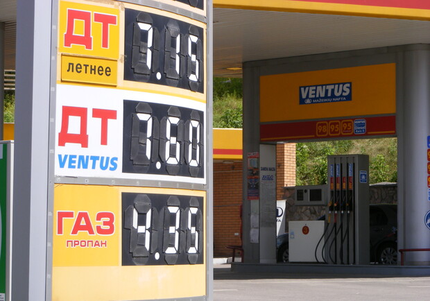 Фото kp.ua. На АЗС Харьковщины продают некачественный бензин. 
