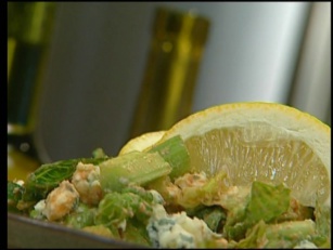 Салат с курицей и соусом табаско