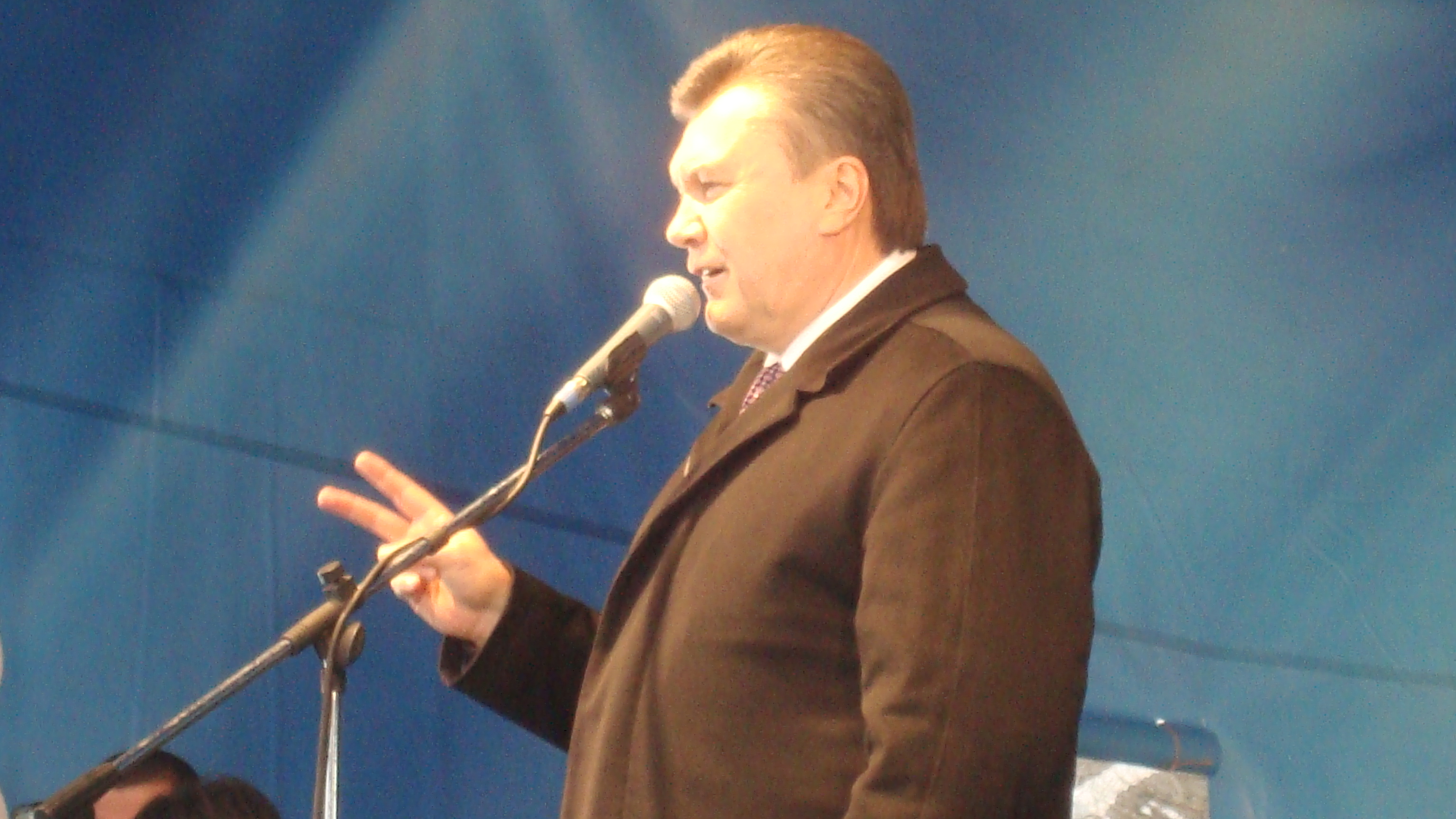 Янукович послал украинцам валентинку