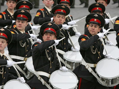 Янукович, танки и дневной салют: на Майдане начались торжества ко Дню Победы