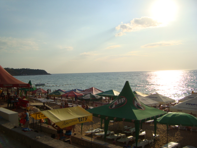 На украинских морских курортах еще купаются туристы