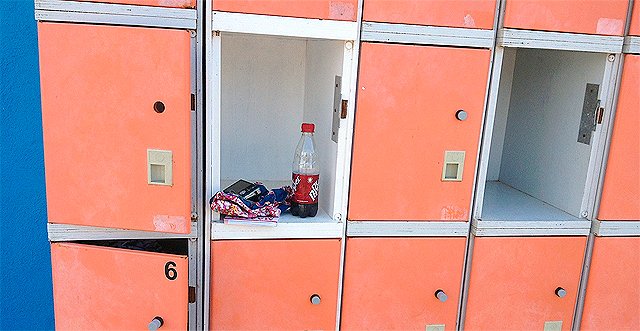 Камеры хранения в супермаркетах: нужно ли сдавать вещи и кто несет ответственность