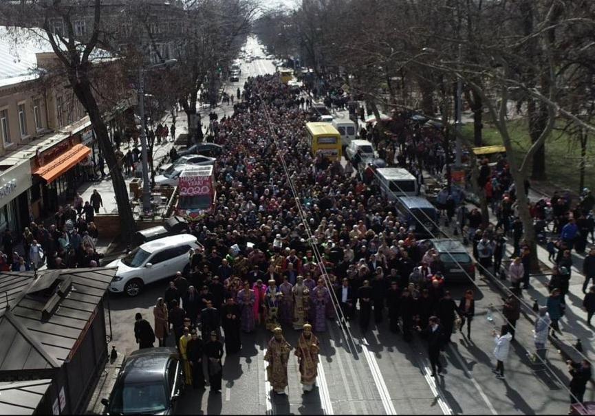 Кому цветы, а кому молитвы: в Одессе прошел крестный ход